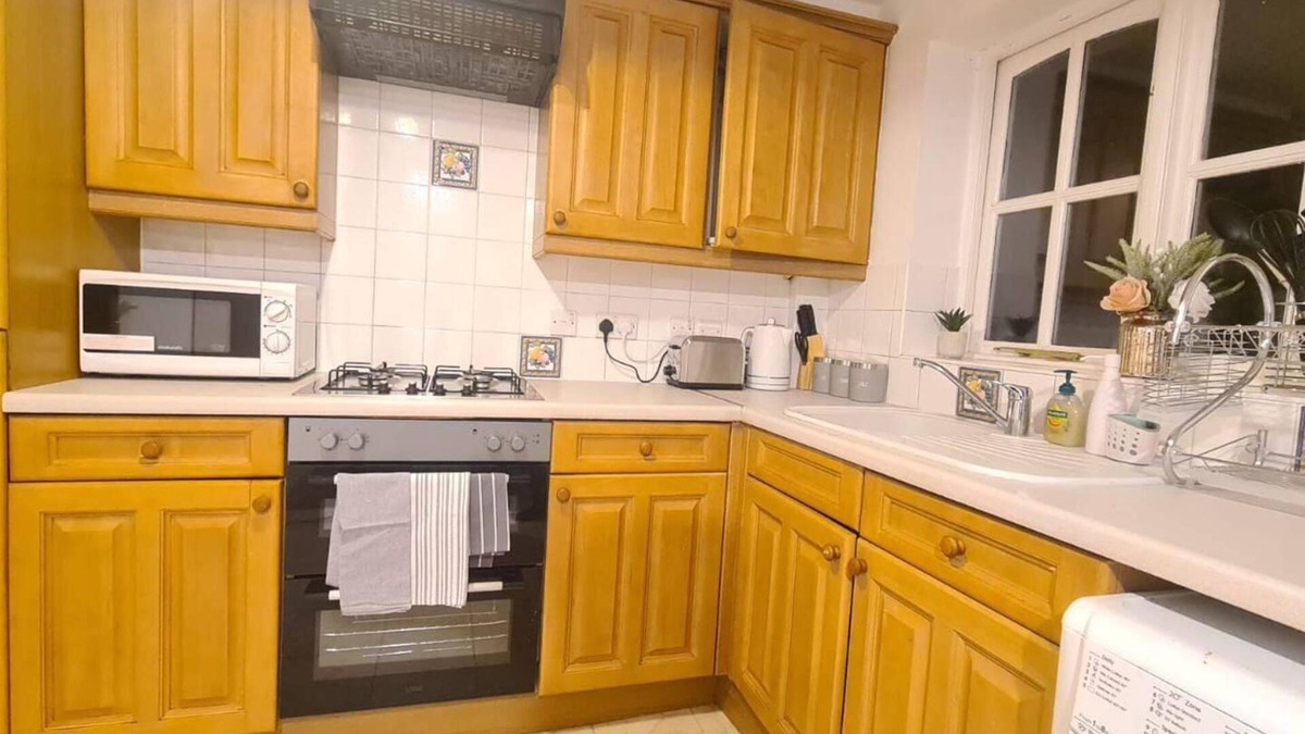 Eltham West House | Charming 3-bed House in London With Jacuzzi
