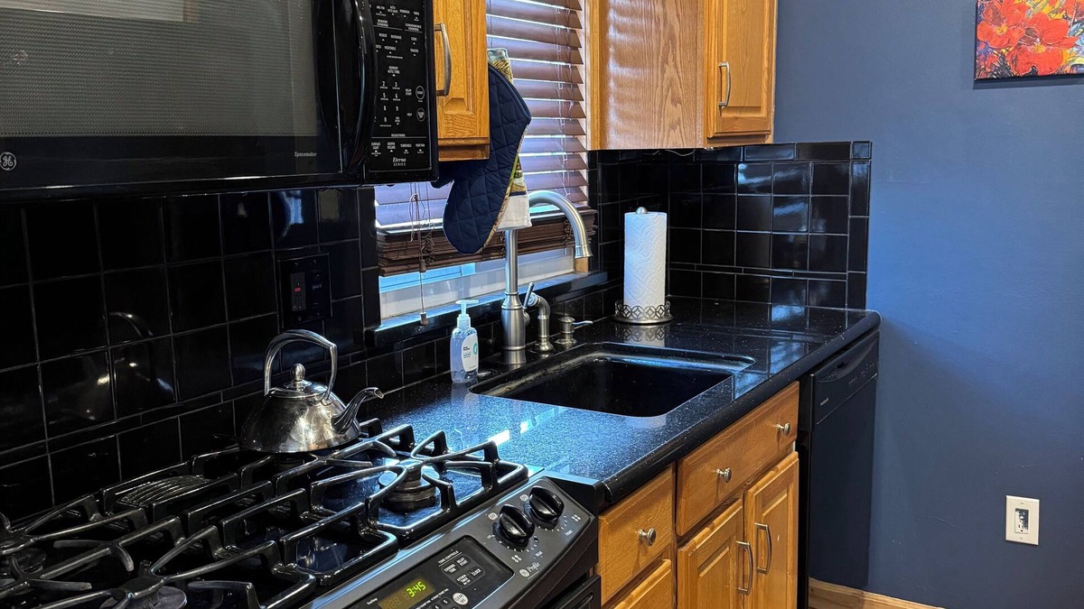 Dearborn Heights House | Charming 3-bedroom house with AC, WiFi in serene Dearborn Heights