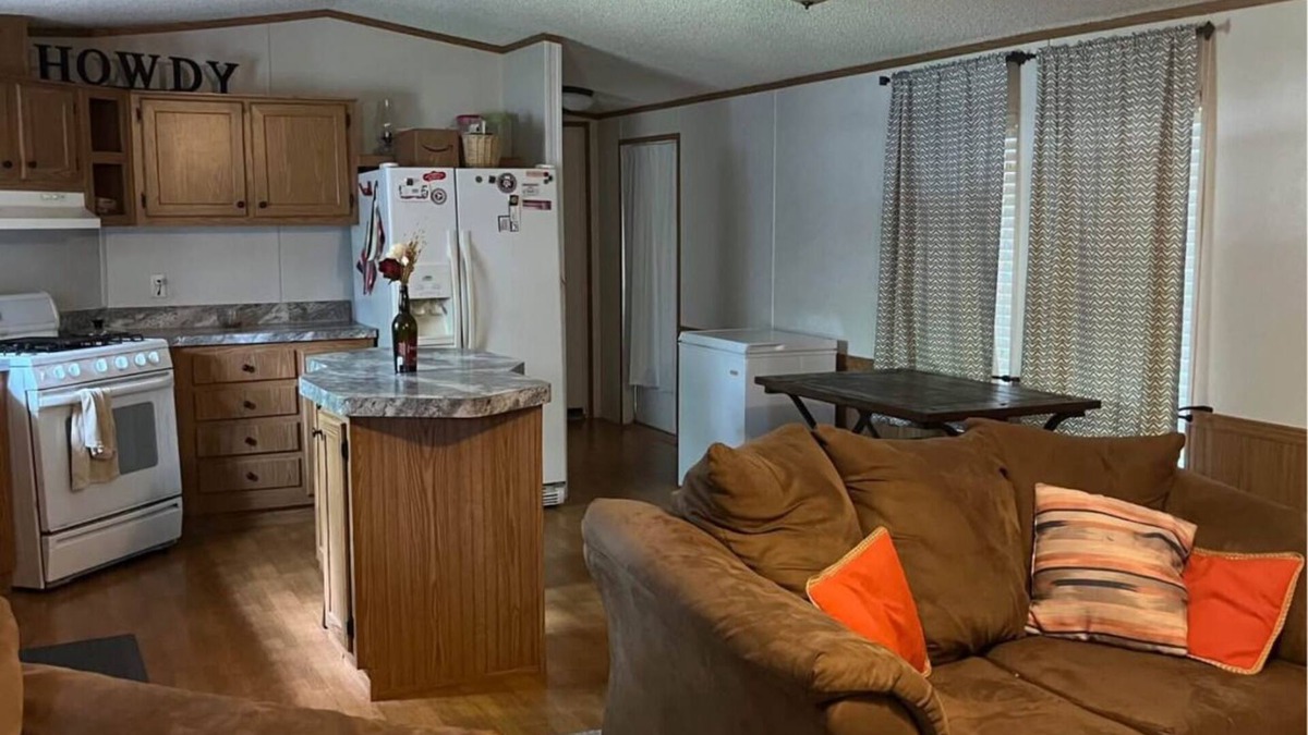 Wellborn House | Charming 3-bedroom mobile home located just minutes away from Texas A&M Univ.