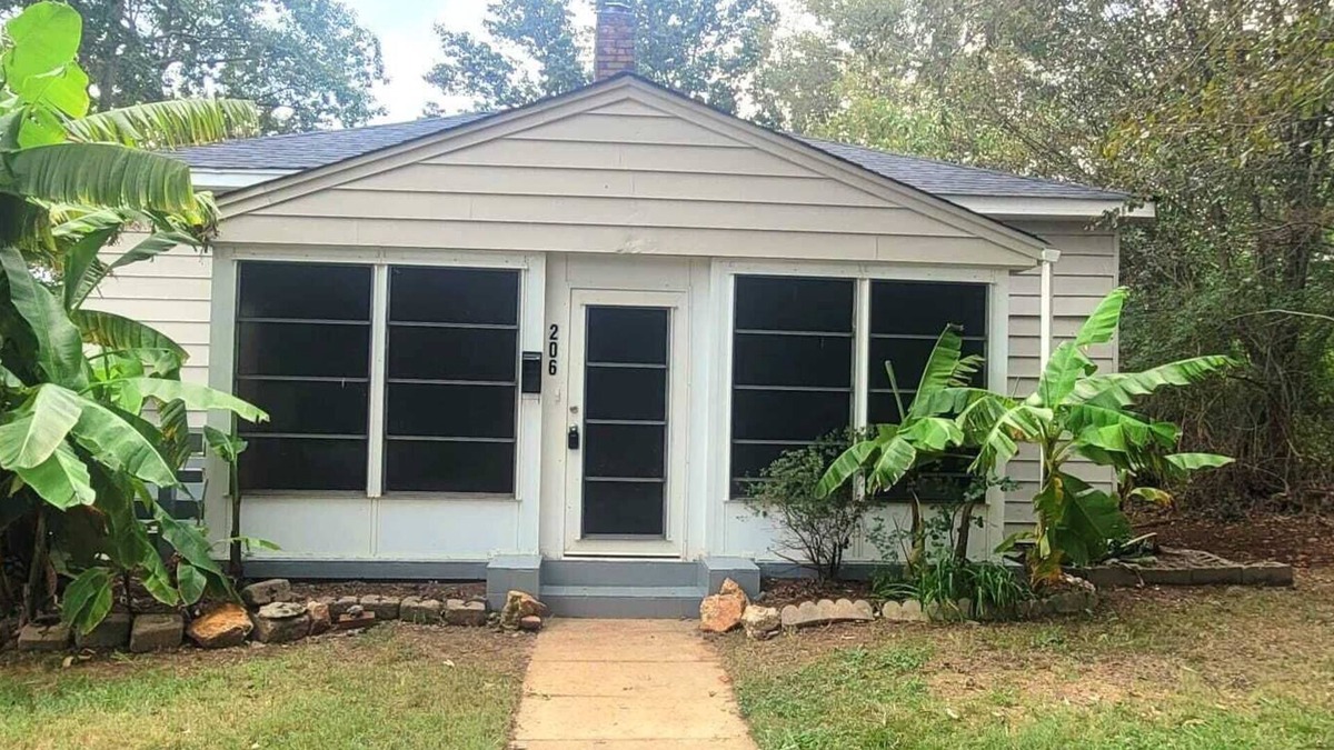 Kings Mountain House | Charming 3-bedroom house with WiFi and AC in Kings Mountain!
