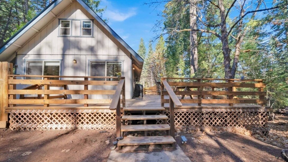 Trinity County Cabin | Charming 3-bedroom cabin with WiFi, AC in tranquil Trinity Center