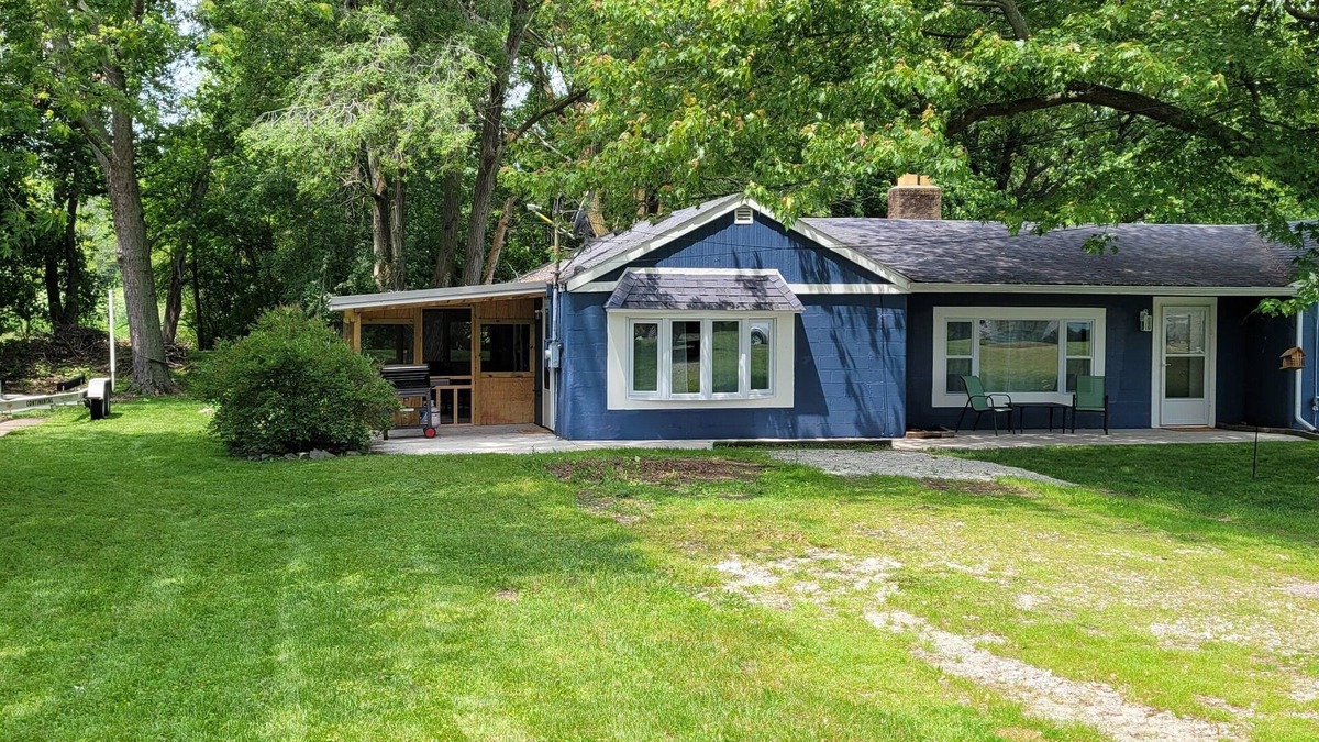 Oak Harbor House | Charming 3-bedroom 2 bathroom house steps from the public beach in Oak Harbor
