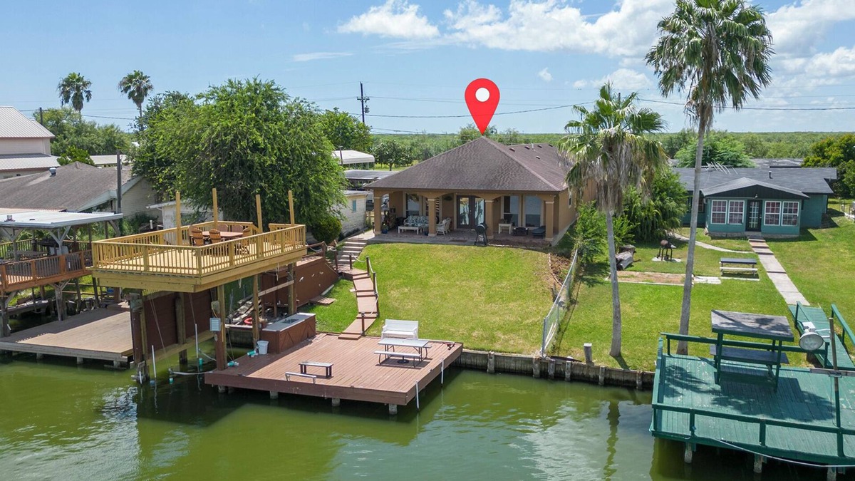 Arroyo City House | Charming 3-bedroom 3- bathroom house with AC in Arroyo City on the water
