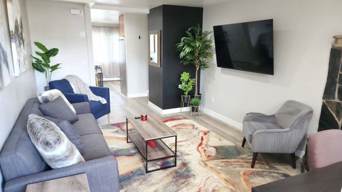 Bayshore - Klatt Apartment | Charming 3-Bedroom Apartment Rental with Balcony and Amenities in Anchorage, AK