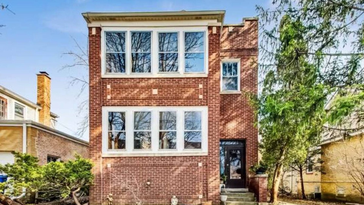 Old Norwood Park Apartment | Charming 3-bedroom apartment in the Old Norwood Park neighborhood of Chicago