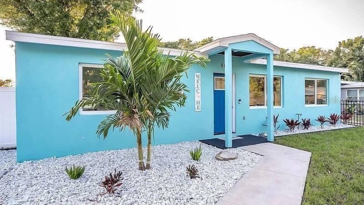 Palmetto House | Charming 3-bedroom Aqua Retreat with Patio and Fire Pit in Historic Palmetto.