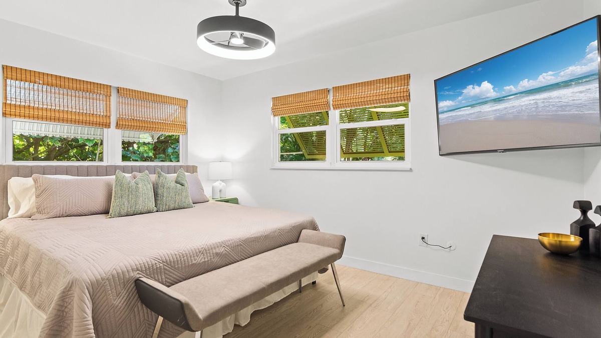 Rock Ridge House | Charming 3-bedroom Beach Chalet -Renovated/Elegantly furnished by Local Designer
