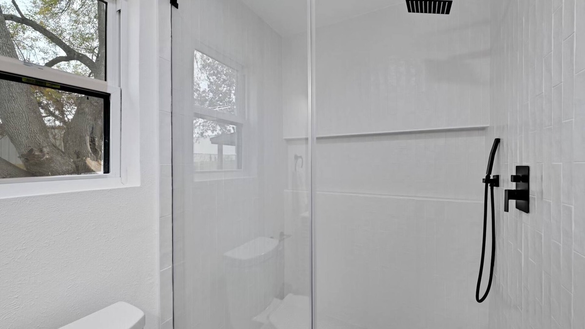 Sweetbriar House | Charming 3-bedroom bungalow with WiFi and AC in brilliant Austin