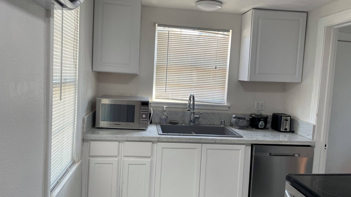 Farmington House | Charming 3-bedroom Calacatta Marble house in serene Farmington CA with WiFi, AC