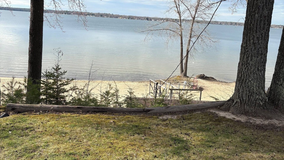 Lake City Cottage | Charming 3 bedroom cottage on Lake Missaukee in beautiful Lake City with WiFi