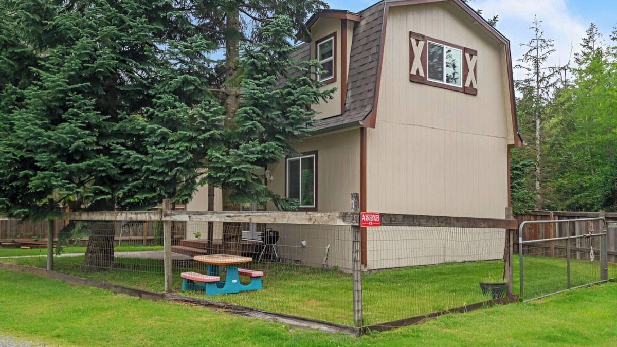 Enumclaw Cottage | Charming 3-bedroom cottage in serene Enumclaw with AC