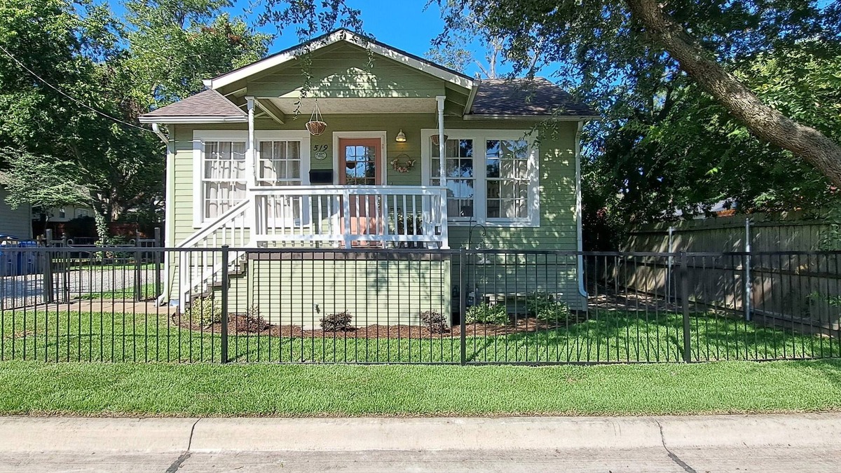 McKinney Cottage | Charming 3-bedroom cottage in McKinney with A/C three blocks from the square.