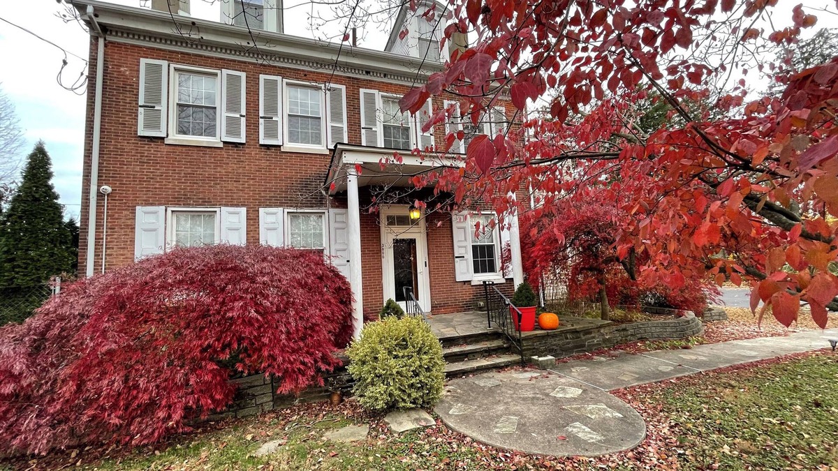 West Bristol Other | Charming 3-bedroom farmhouse in Newportville with fast WiFi and AC