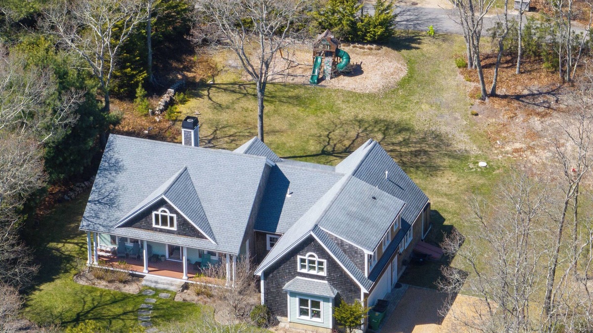 Tisbury House | Charming 3-bedroom family home with WiFi and AC in Vineyard Haven.