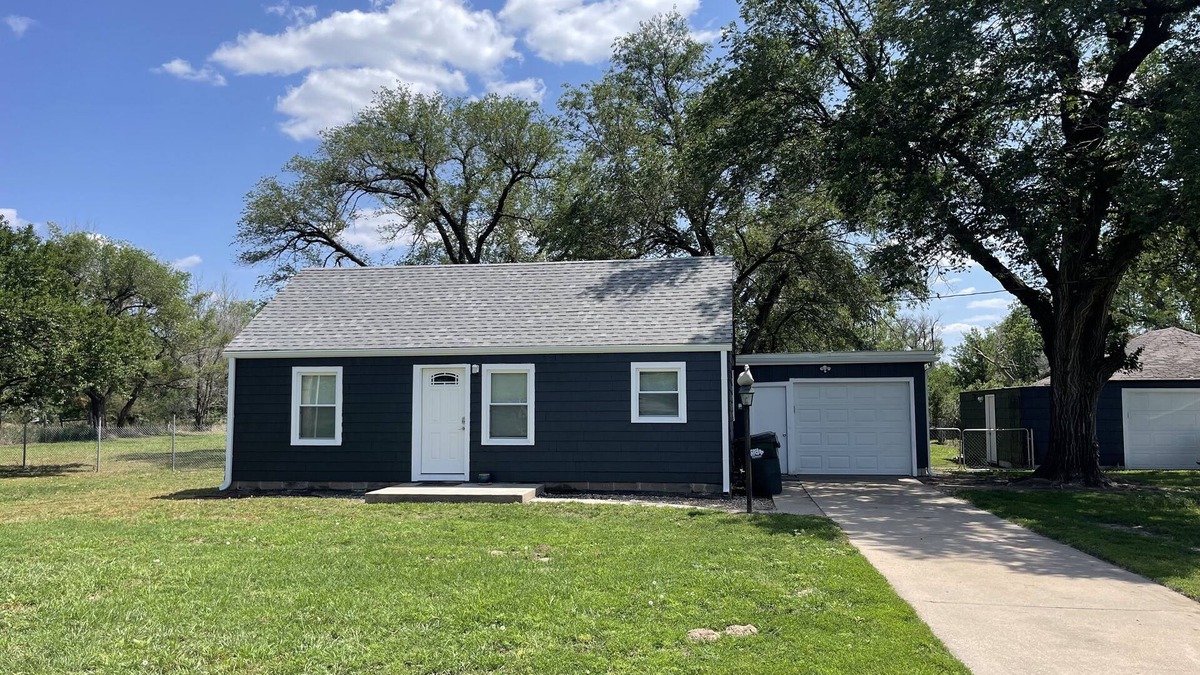 Hutchinson House | Charming 3-bedroom house in very quiet neighborhood with AC and WiFi.