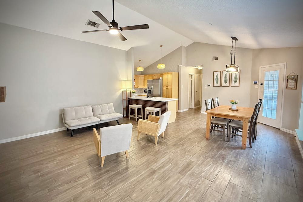 Lewisville House | Charming 3-bedroom house in delightful Lewisville with AC, WiFi
