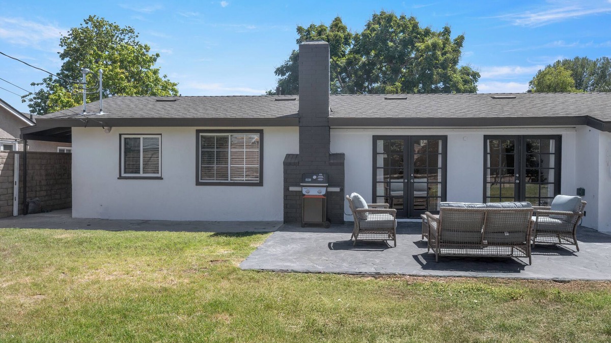Canoga Park House | Charming 3-bedroom house in marvelous Los Angeles with AC