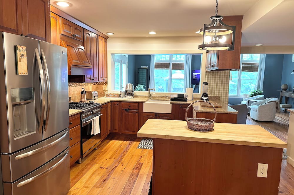 Montgomery House | Charming 3-bedroom house with AC, Pool,fire Pit and more in brilliant Montgomery