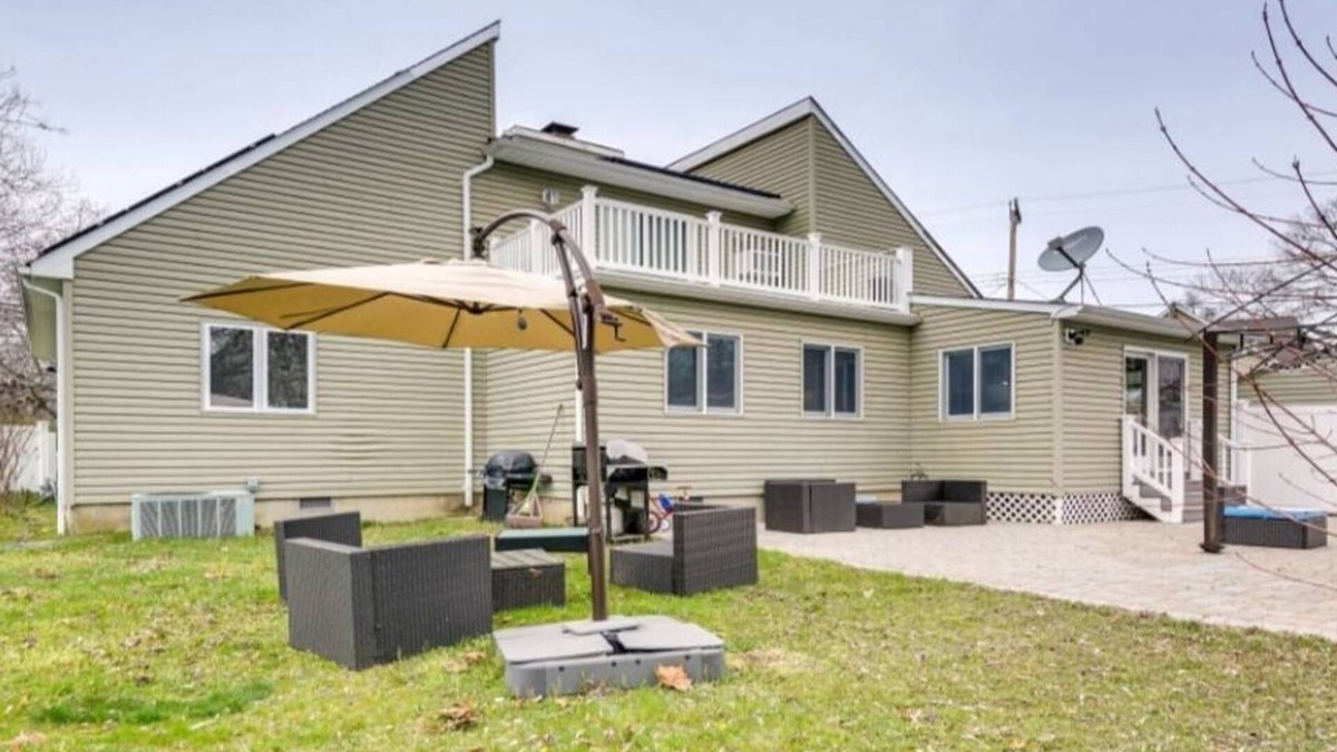 Bayville House | Charming 3-bedroom house in Ocean Gate with WiFi and AC.
