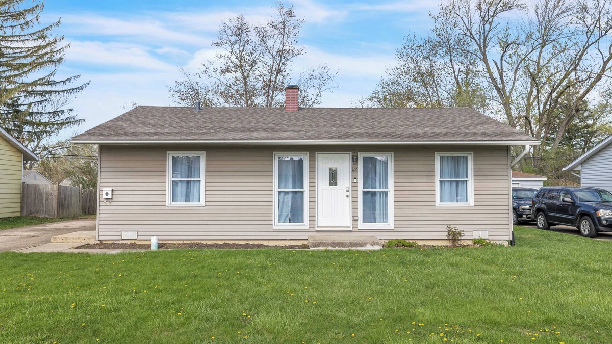 Streamwood House | Charming 3-bedroom house in Streamwood with AC, WiFi