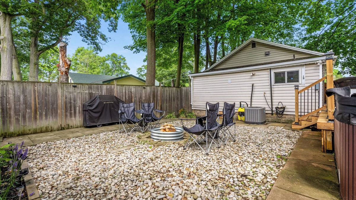 Crystal Beach House | Charming 3-Bedroom House with WiFi, AC & Hot Tub in Brilliant Crystal Beach