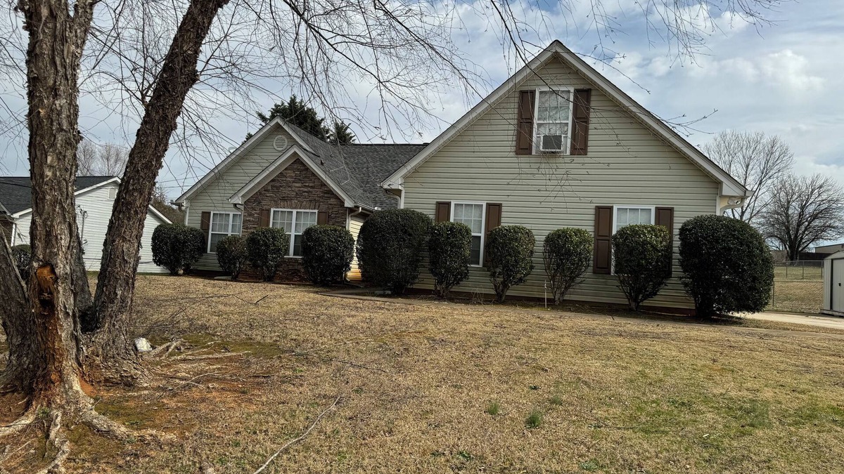 Covington House | Charming 3-bedroom house with AC and WiFi in Covington,GA- near Mystic Falls