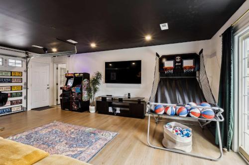 Vermilion House | Charming 3-Bedroom - Hot Tub & Game Room