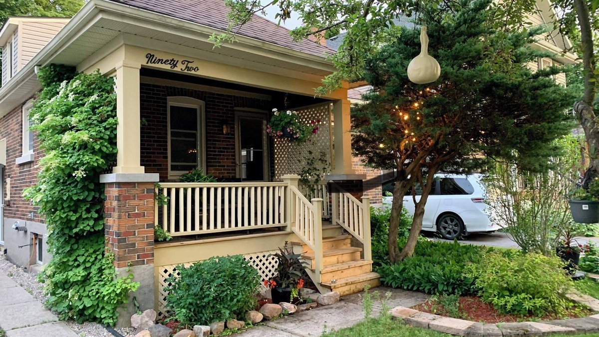 Sunnyside House | Charming 3-bedroom house very close to downtown Kingston, KGH and Queens.