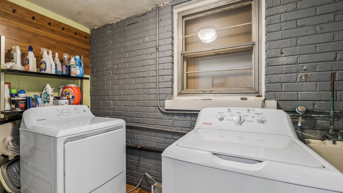 Evanston House | Charming 3-bedroom house with cinema room massage chair in peaceful Evanston
