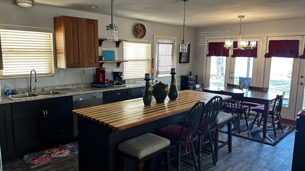 Dennis House | Charming 3-bedroom house with WiFi and a relaxing back porch on Lake Granbury