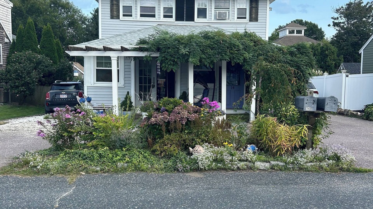 Scituate House | Charming 3-bedroom house in lovely Scituate, Ma. close to beach with water views