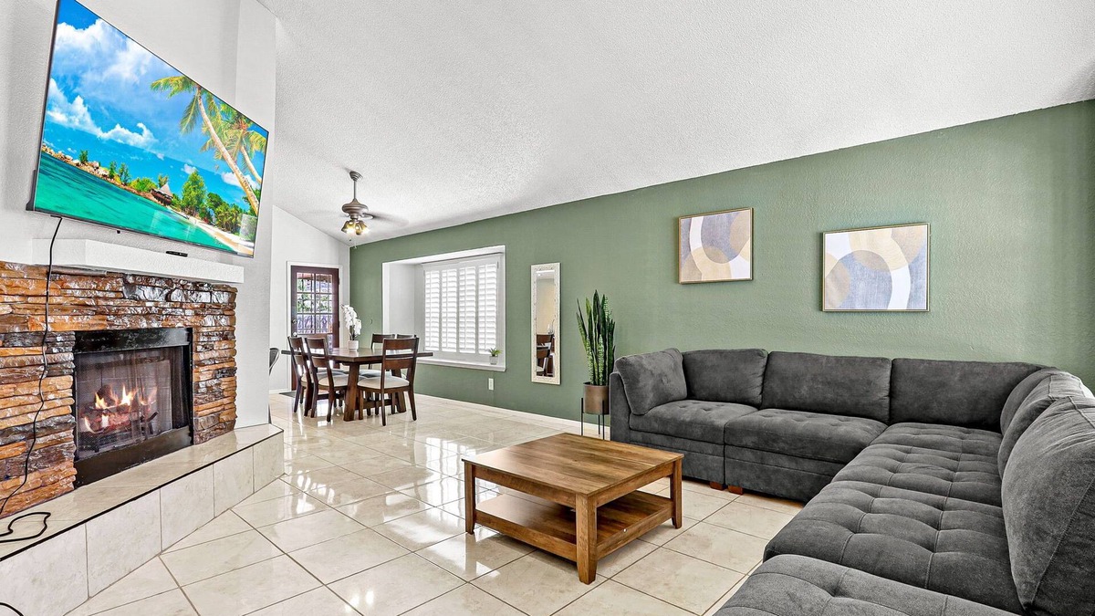 El Paso House | Charming 3 bedroom house with WiFi, AC beautiful backyard and pool.