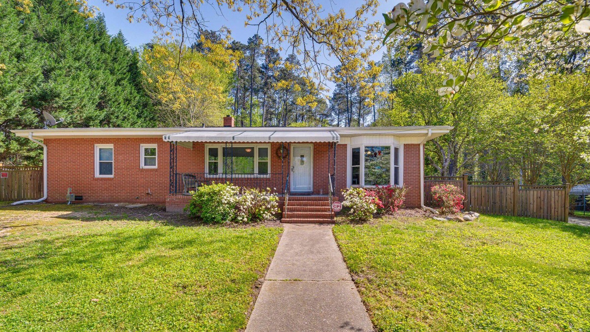 Northeast Raleigh House | Charming 3-bedroom house in Raleigh- Dragonfly Inn