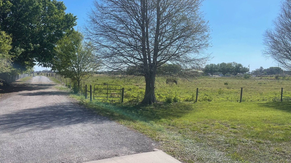 Sebring House | Charming 3-bedroom house with AC and WiFi in delightful Sebring on 10 acres.