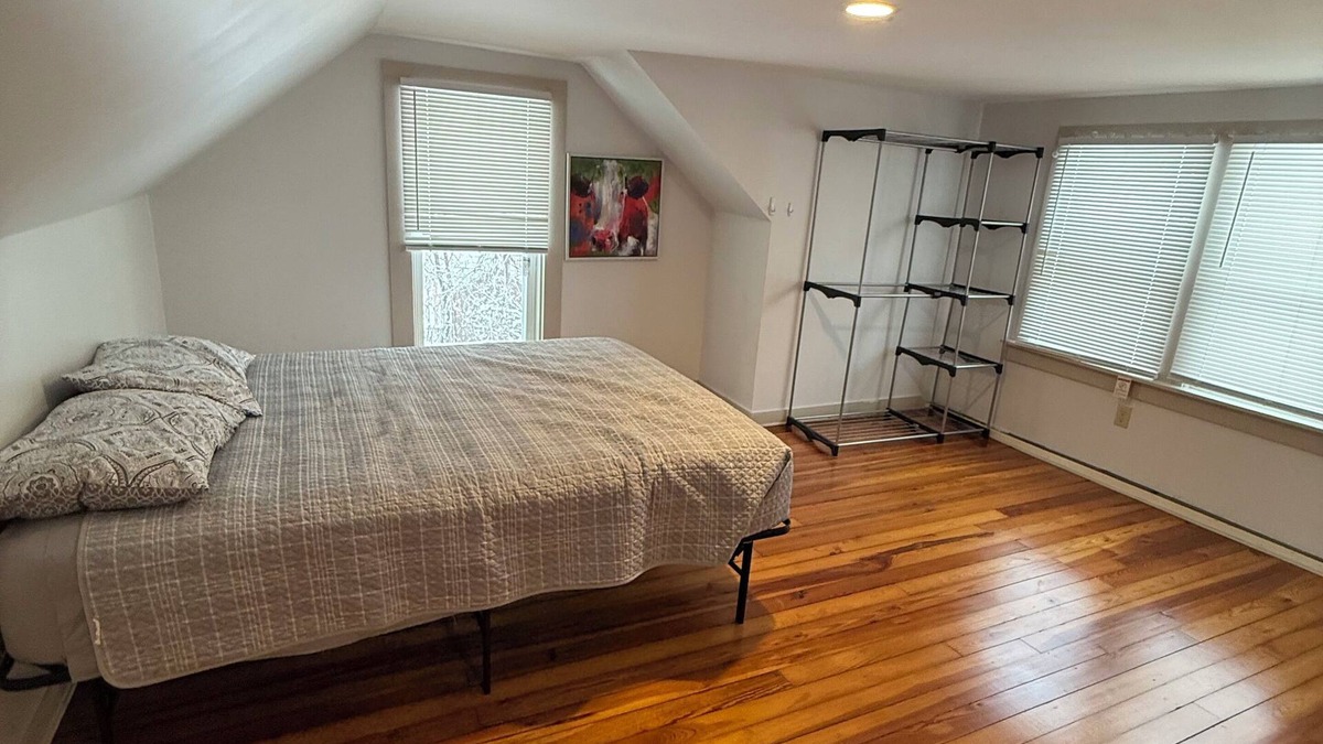 Erie House | Charming 3-bedroom house in Erie with WiFi and AC by Presque Isle and Lake Erie