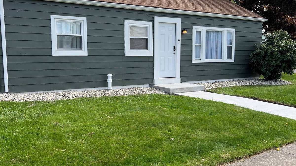 Erie House | Charming 3-bedroom house in wonderful Erie with AC, WiFi, large driveway