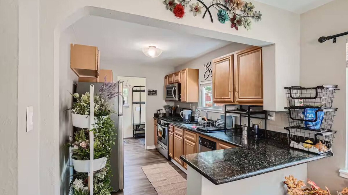 Delmar Parkway House | Charming 3-bedroom house with WiFi, AC in wonderful Aurora