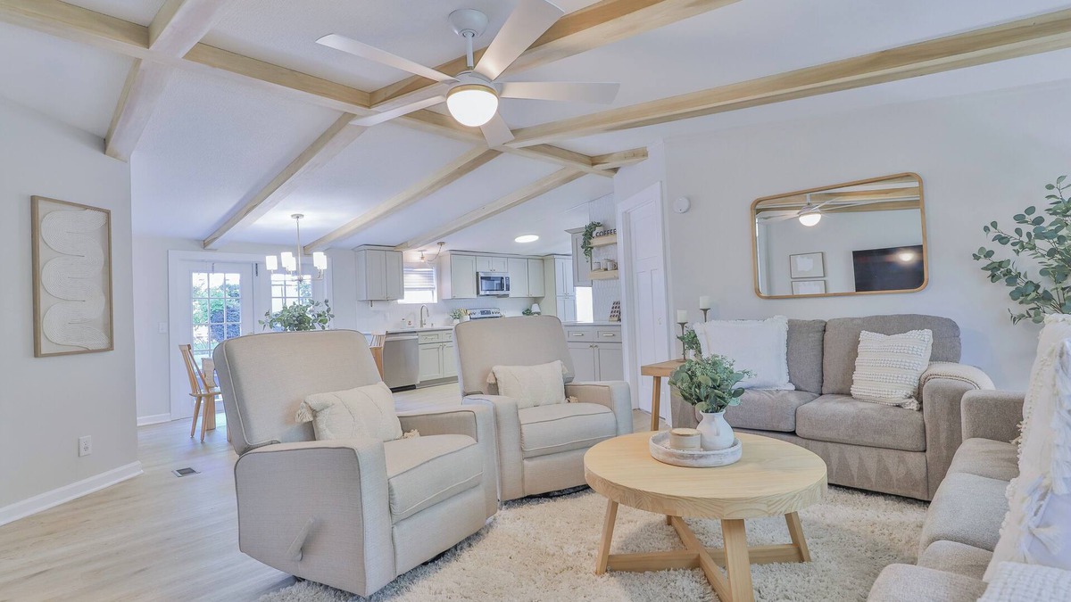 Chapin House | Charming 3-bedroom house near lake in Chapin