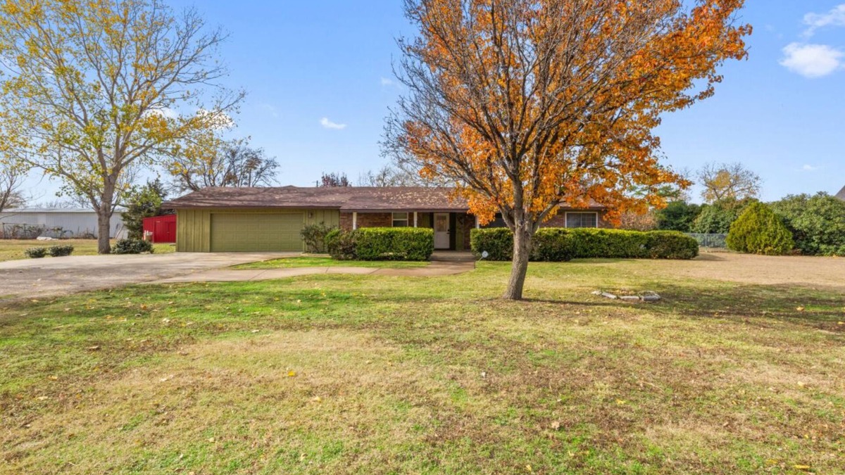 Haslet House | Charming 3-bedroom house with WiFi and AC in Haslet