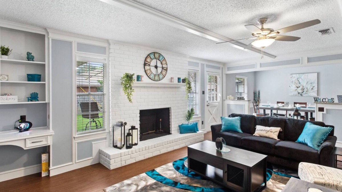 Irving House | Charming 3-bedroom house in Pleasant Irving with AC Near DFW & AT&T Stadium