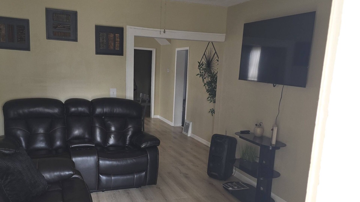 Lorain House | Charming 3-bedroom house with fitness room, and jacuzzi andWiFi in Lorain