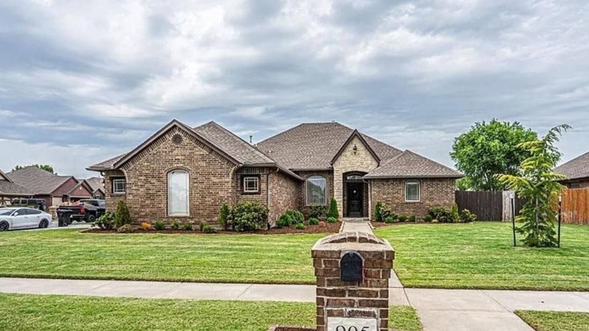 Moore House | Charming 3-bedroom house near Norman!