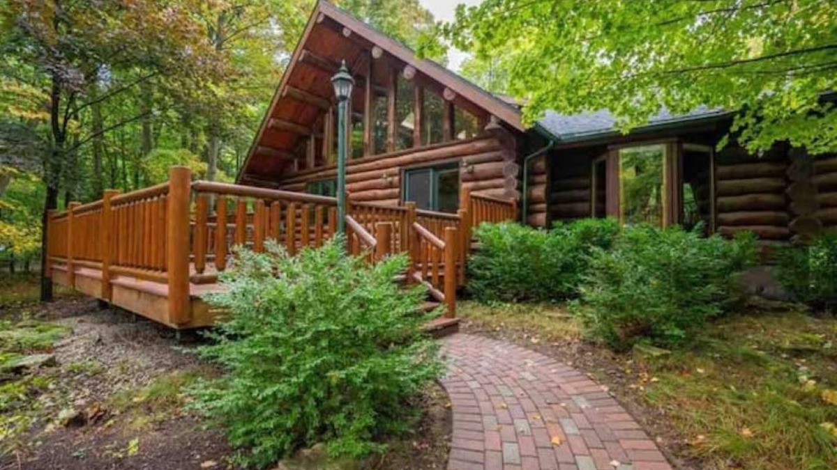 Egg Harbor Cabin | Charming 3-bedroom Log Cabin by the lake