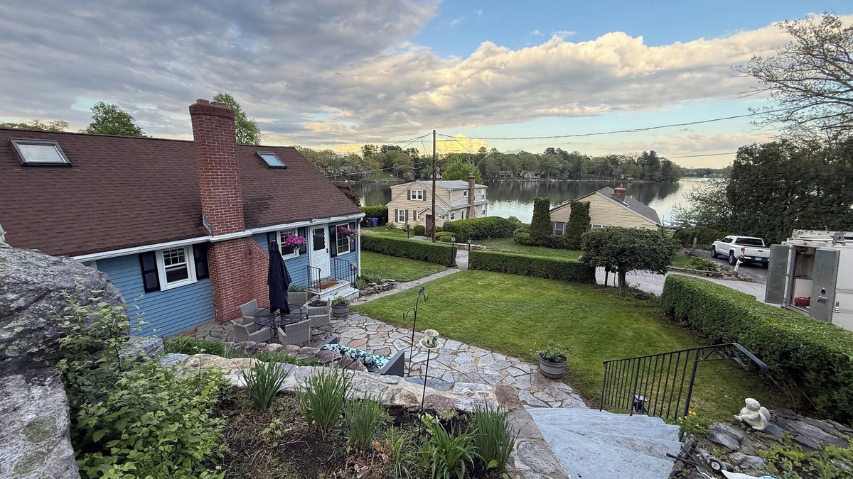 Columbia House | Charming 3-bedroom Lakehouse in Columbia with water views and dock