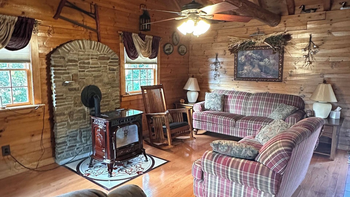 Wilcox Cabin | Charming 3-bedroom log cabin in Elk County
