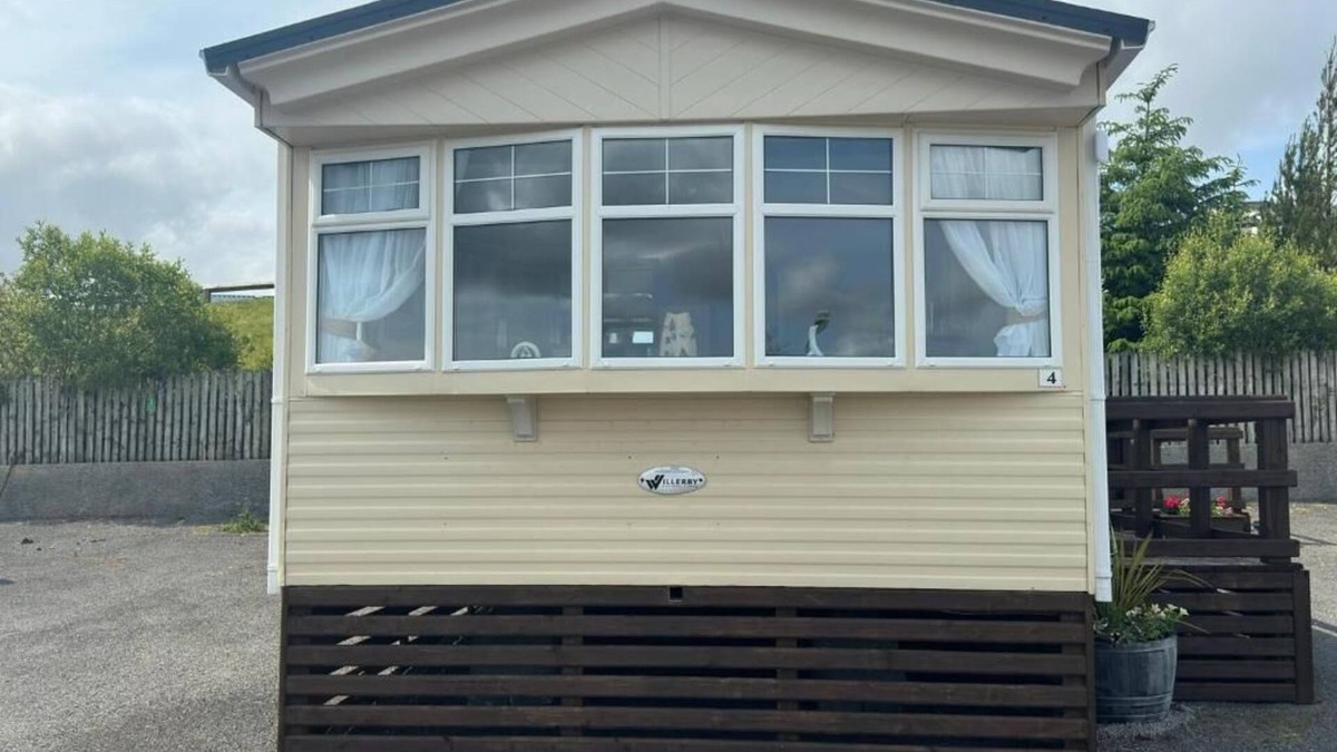 Lecemy House | Charming 3-bedroom mobile home with WiFi and AC in Dunkineely