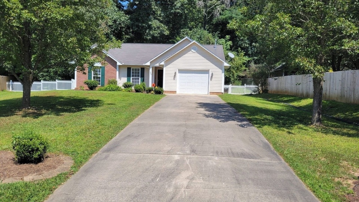 Fletcher House | Charming 3 bedroom pet friendly home!