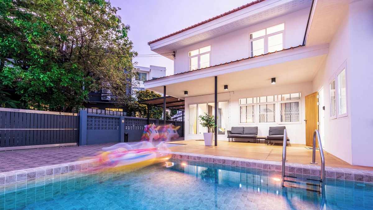 Phra Khanong Nuea Villa | Charming 3-bedroom Pool villa with WiFi and AC in fabulous Wattana