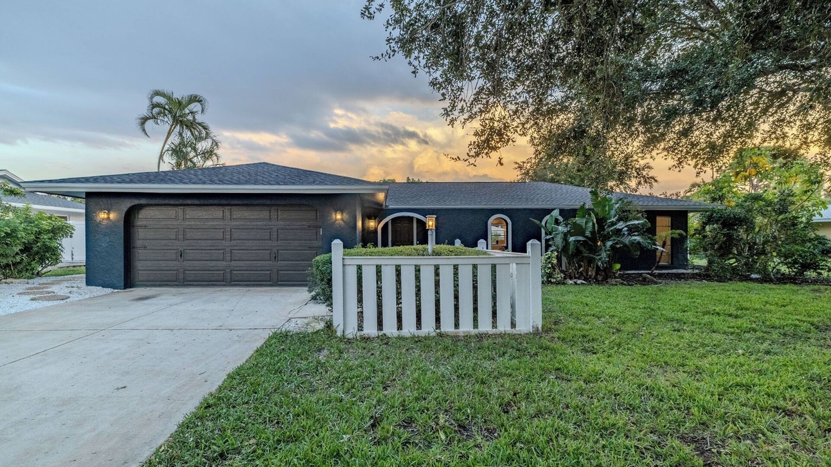 Palma Sola House | Charming 3-bedroom riverside bungalow in Bradenton