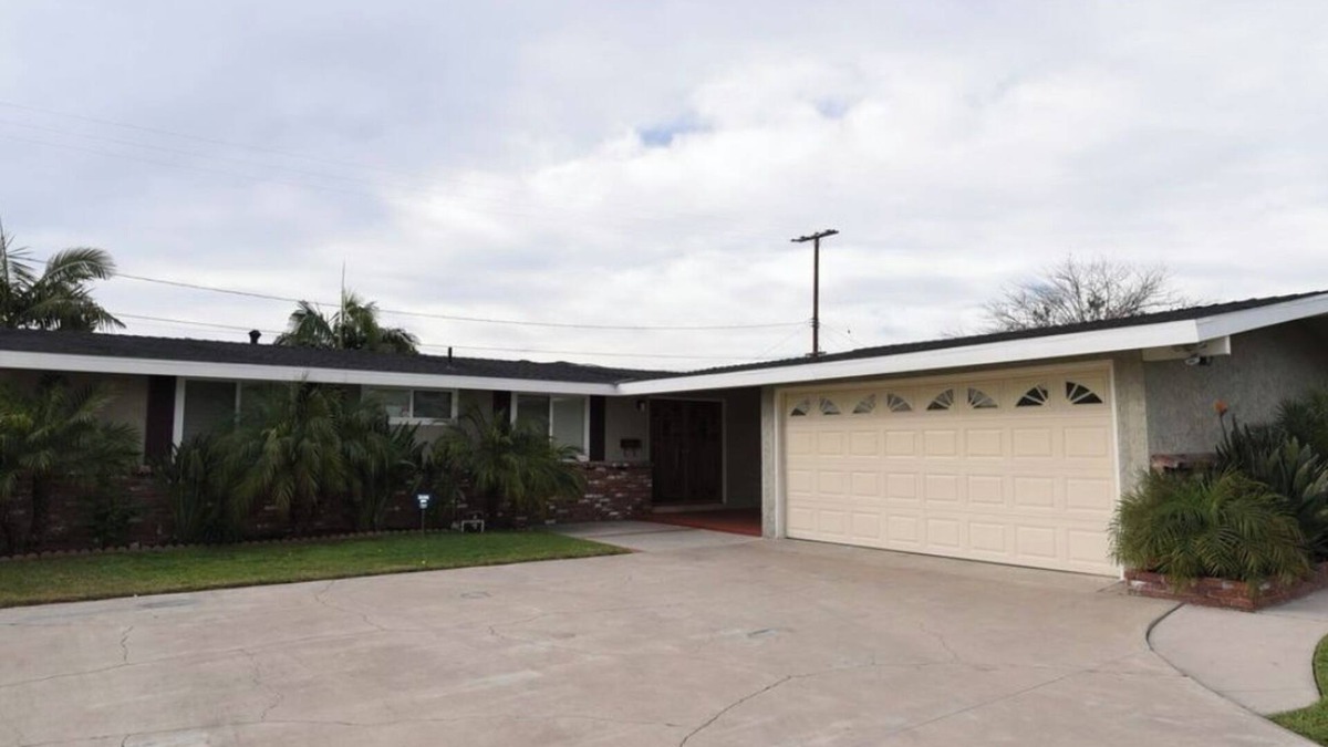 Sherwood Forest and Thistle Development House | Charming 3-bedroom single house in Anaheim with WiFi, AC. Close to DISNEYLAND